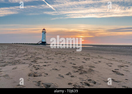 Sonnenuntergang am Leuchtturm in der Nähe von Ayr Talacre, Flintshire, Clwyd, Wales, Großbritannien Stockfoto