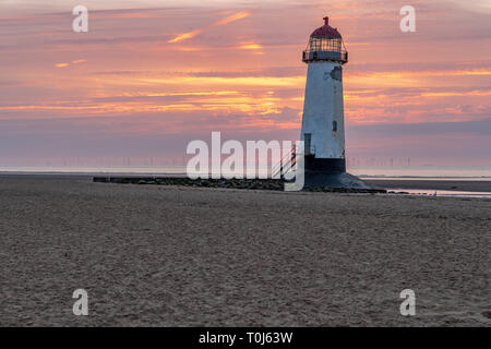 Sonnenuntergang am Leuchtturm in der Nähe von Ayr Talacre, Flintshire, Clwyd, Wales, Großbritannien Stockfoto