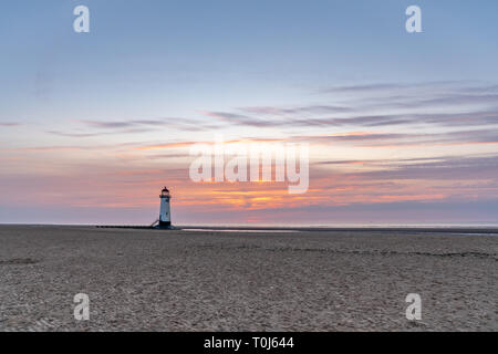 Sonnenuntergang am Leuchtturm in der Nähe von Ayr Talacre, Flintshire, Clwyd, Wales, Großbritannien Stockfoto