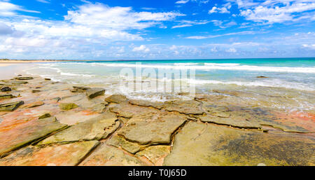 Sandstein Ufer am Cable Beach in Broome. Stockfoto