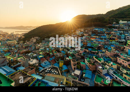 Gamcheon Kultur Dorf in der Nacht in Busan, Südkorea. Stockfoto