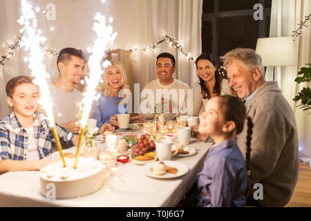 Happy Family Dinner Party zu Hause Stockfoto