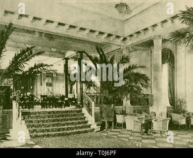 "Palm Court und Lounge in der majestätischen', c 1930. Schöpfer: Unbekannt. Stockfoto