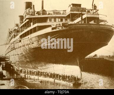 "Reinigung der Rumpf des 'Majestic' im Trockendock', c 1930. Schöpfer: Unbekannt. Stockfoto