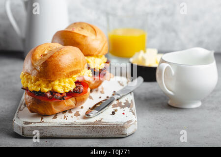 Frühstück belegte Brötchen mit Rührei Stockfoto