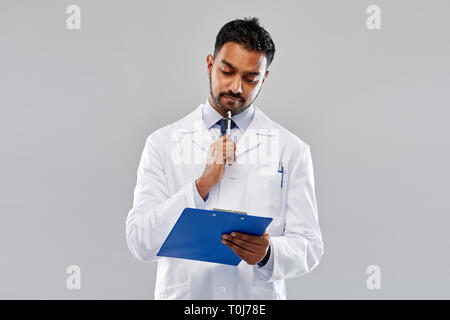 Indische männlicher Arzt oder Wissenschaftler mit der Zwischenablage Stockfoto