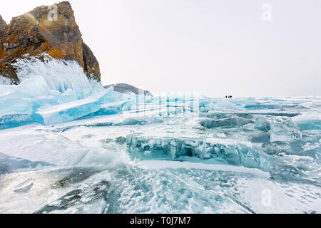 Kap Khoboy Felsen auf der Insel Olchon, Baikalsee, Eis Hängematten im Winter, Russland, Sibirien Stockfoto