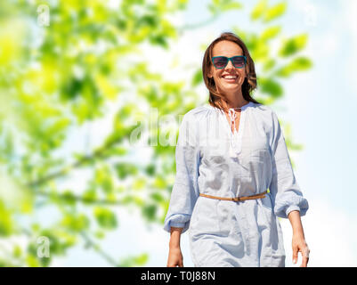 Glücklich lächelnde Frau über Grün Natur Hintergrund Stockfoto