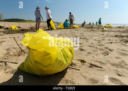 Durban, KwaZulu-Natal, Südafrika, Kunststoff Umweltverschmutzung, Bürger, die als freiwillige Helfer, menschlichen Abfall vom Strand zu reinigen, Menschen, Landschaft Stockfoto