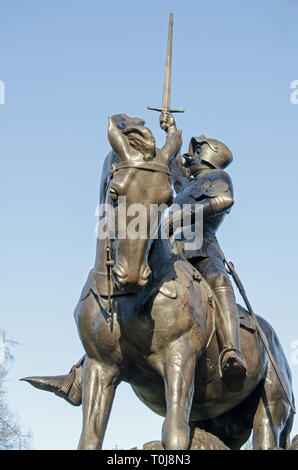 Statue des Hl. Georg zu Pferd, Teil der Kavallerie Monument im Hyde Park, London. Von Adrian Jones geformt, von feindlichen Gewehren geschmolzen und auf Publ gemacht Stockfoto