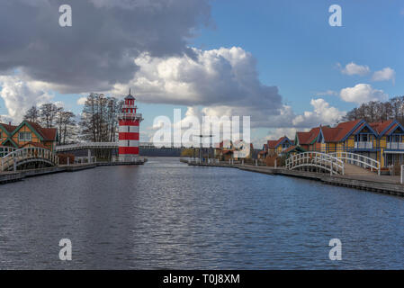 Leuchtturm in einer Siedlung von Ferienhäusern Stockfoto