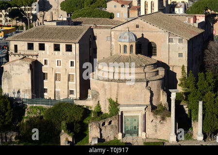 Runde Tempel von Romulus AD 307, zur Kirche von Santi Cosma konvertiert e Domiano in 527, auf der Via Sacra, oder der heilige Weg, Forum Romanum, Rom, Italien Stockfoto