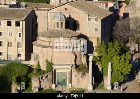Runde Tempel von Romulus AD 307, zur Kirche von Santi Cosma konvertiert e Domiano in 527, auf der Via Sacra, oder der heilige Weg, Forum Romanum, Rom, Italien Stockfoto