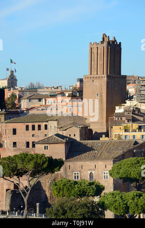 Die mittelalterlichen Wehrturm, erbaut 1200, Torre delle Milizie oder Miliz Turm an der früheren Trajan Markt Komplexe & Trajan Forum Rom Italien hinzugefügt Stockfoto