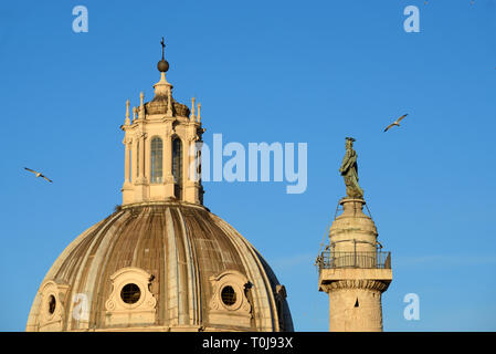 Dach Laterne, Dach Turm, Kuppel oder Dachfenster auf der Kuppel der Kirche von Santa Maria di Loreto (1507)&Trajan Spalte (AD 113) auf der Piazza Venezia, Rom, Italien Stockfoto