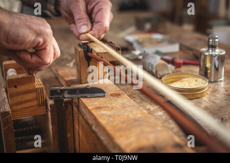 Geigenbauer arbeitet an einem geigenbogen Stockfoto