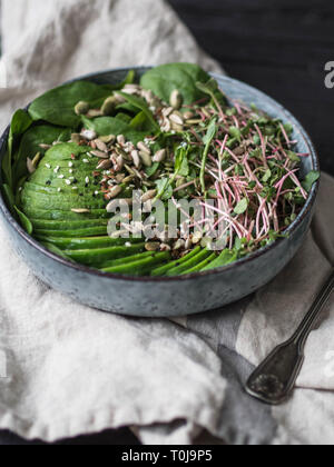 Grün gesund Salat Spinat, Rosenkohl, Avocados und verschiedenen Samen Stockfoto