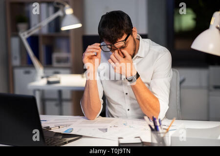 Müde Geschäftsmann in der Nacht die Arbeit im Büro Stockfoto