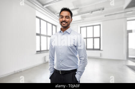 Indischer Geschäftsmann oder Realtor in leeren Büro Zimmer Stockfoto