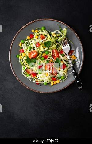 Zoodlie, gesunde vegane Ernährung - Zucchini noodlie mit frischen Erbsen, Tomaten, Paprika und Mais für Mittagessen, Ansicht von oben Stockfoto