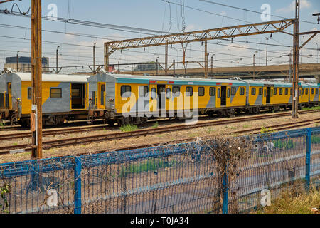 Metrorail Zug im Hof, in den Vororten von Johannesburg, Südafrika - 17. Januar 2019 Stockfoto