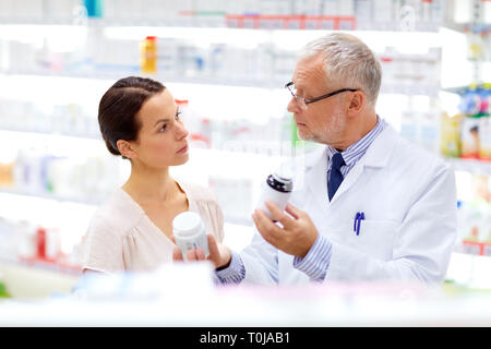 Apotheke und Frau mit Medikament in der Apotheke Stockfoto