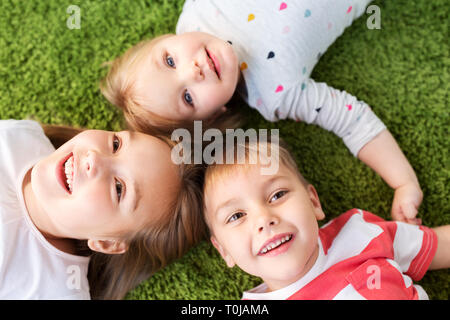 Gerne kleine Kinder liegen auf dem Boden oder Teppich Stockfoto