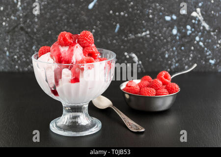 Eis Kugeln in einem Glas Vase. Stockfoto