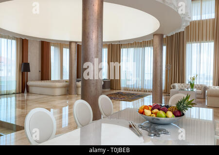 Luxuriöses Marmor modernes zeitgemäßes Interieur des großen geräumigen Wohnzimmers