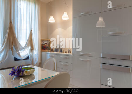 Weiße kleine Küche, Marmoreinrichtung in modernem, zeitgenössischem Haus Stockfoto