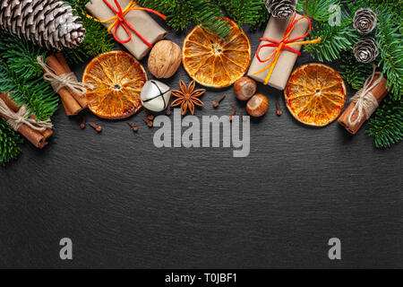 Weihnachten - Weihnachten Zusammensetzung der getrocknete Früchte, Nüsse, Lebkuchen Gewürze, grüne Tanne, Kegel, Zimtstangen, Geschenke und Platz für Text Stockfoto