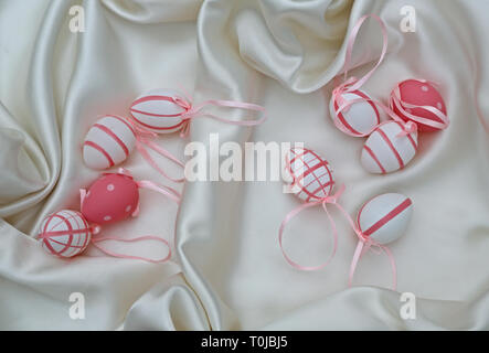 Rosa und Weiße Ostern Eier auf einem glänzenden Background Stockfoto