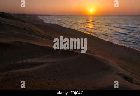 Sonnenuntergang an der Küste von Torrori, Japan. Stockfoto