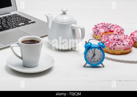 Frische Krapfen serviert mit einer Tasse Kaffee Stockfoto