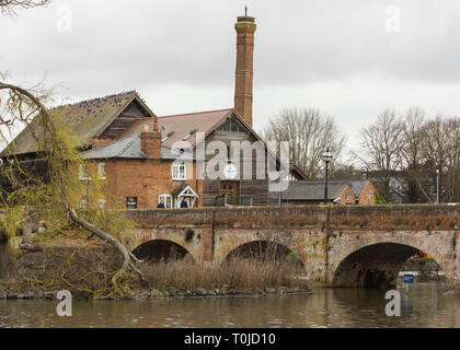 Anzeigen von Straßenbahn Brücke zeigen Cox's Hof im Hintergrund, Stratford-upon-Avon - England Großbritannien Stockfoto