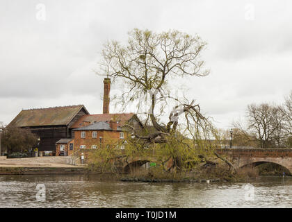 Anzeigen von Straßenbahn Brücke zeigen Cox's Hof im Hintergrund, Stratford-upon-Avon - England Großbritannien Stockfoto