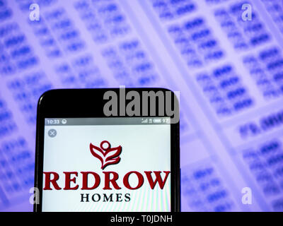 Redrow plc Firmenlogo auf dem Smartphone angezeigt. Stockfoto