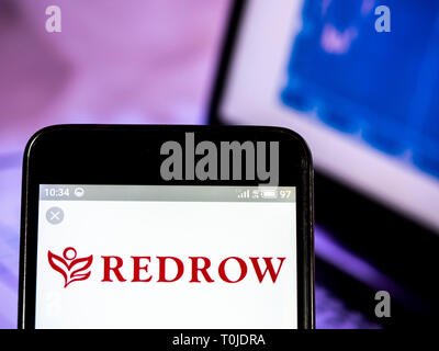 Redrow plc Firmenlogo auf dem Smartphone angezeigt. Stockfoto