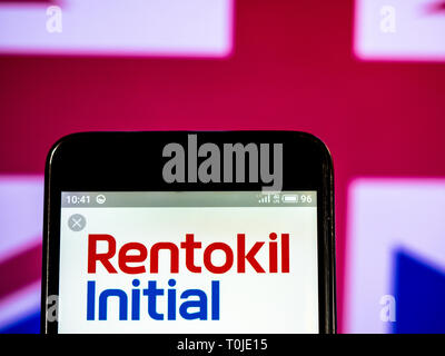 Rentokil Initial plc Firmenlogo auf dem Smartphone angezeigt. Stockfoto