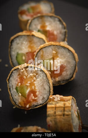 Geröstete kalifornische Sushi-Brötchen Stockfoto