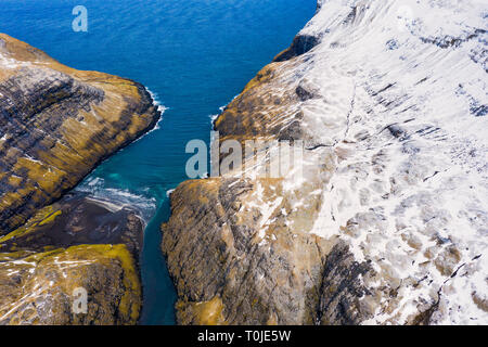 Luftaufnahme der Lagune von schneebedeckten Bergen, Saksun, Streymoy Island, Färöer, Dänemark umgeben Stockfoto