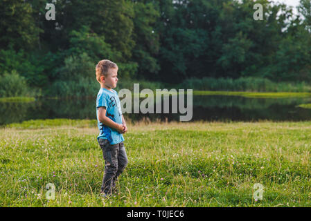 Wenig beleidigt junge allein stehende. Kopieren Sie Platz Stockfoto