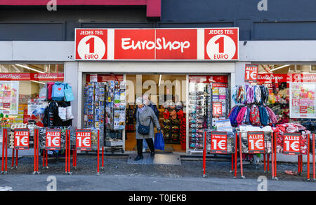 1-Euro-shop, Potsdamer Straße, der Schönheit der Berge, Berlin, Deutschlands/Schönheit Berg, 1-Euro-Shop, Potsdamer Straße, Schöneberg, Deutschland/Schöne Stockfoto