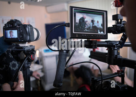 Videokameras auf dem Set, hinter die Kulissen der Filmszene, Operator Hände Stockfoto