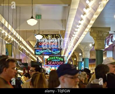 SEATTLE, Washington - 19. Mai 2016: Pike Place Market ist ein öffentlicher Markt mit Blick auf die Elliott Bay Waterfront in Seattle, Washington. Der Markt op Stockfoto