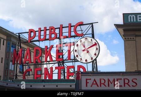 SEATTLE, Washington - 19. Mai 2016: Pike Place Market ist ein öffentlicher Markt mit Blick auf die Elliott Bay Waterfront in Seattle, Washington. Der Markt ope Stockfoto