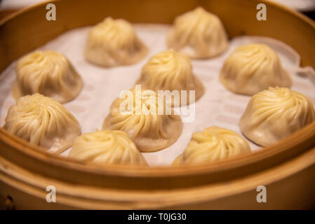 Chinesische gedämpft gedämpfte Brötchen (baozi) namens Xiaolongbao auch eine Suppe Knödel genannt. Michelin Stern ausgezeichnet Din Tai Fung Restaurant Stockfoto