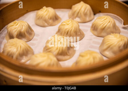 Chinesische gedämpft gedämpfte Brötchen (baozi) namens Xiaolongbao auch eine Suppe Knödel genannt. Michelin Stern ausgezeichnet Din Tai Fung Restaurant Stockfoto