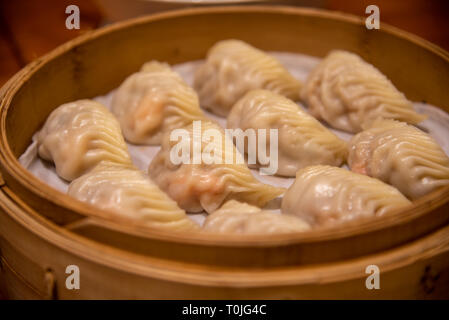 Chinesische gedämpft gedämpfte Brötchen (baozi) namens Xiaolongbao auch eine Suppe Knödel genannt. Michelin Stern ausgezeichnet Din Tai Fung Restaurant Stockfoto