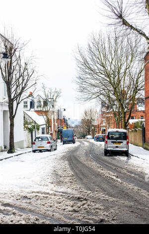 Schnee in einem Wohngebiet in Islington, London, UK Stockfoto